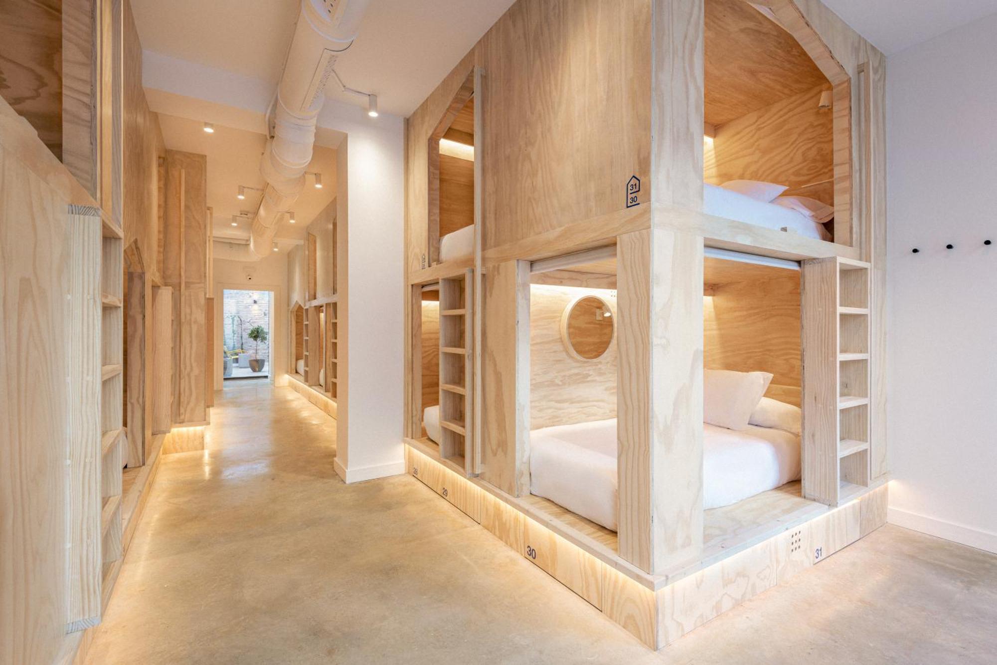 Colo Colo - Single Private Beds Hostal