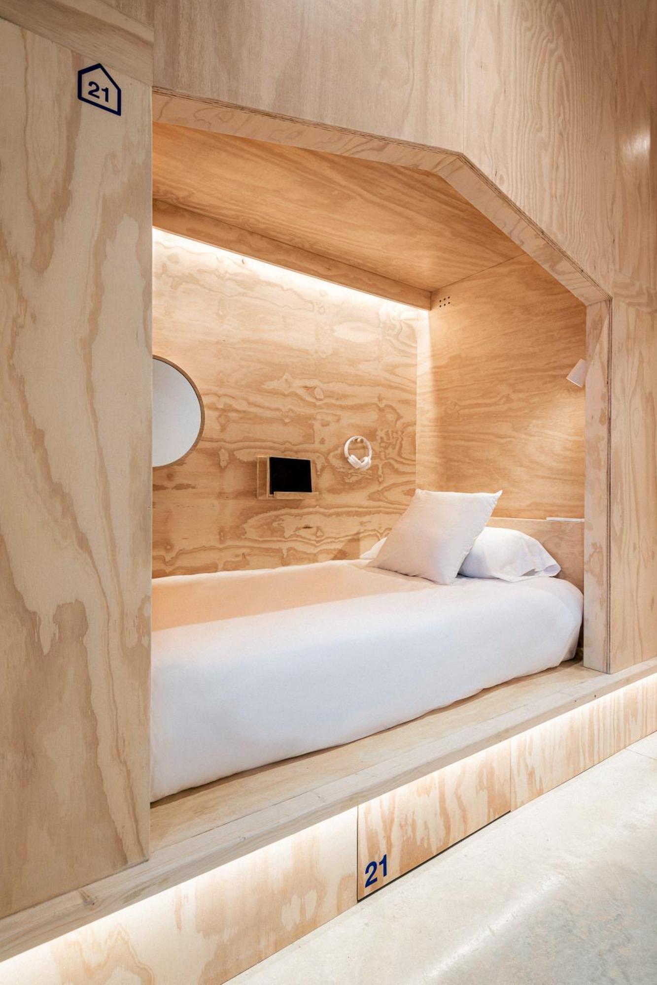 Colo Colo - Single Private Beds Hostal