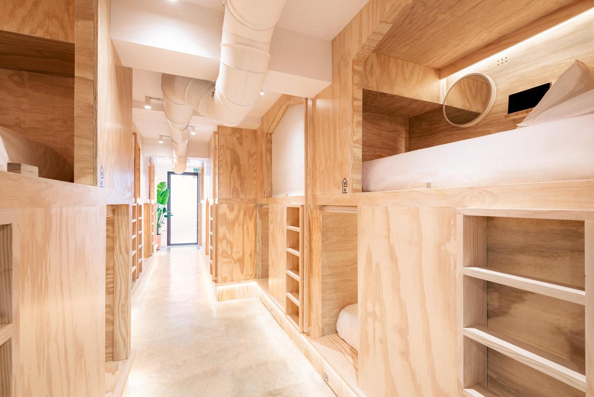 Colo Colo - Single Private Beds Hostal Valencia