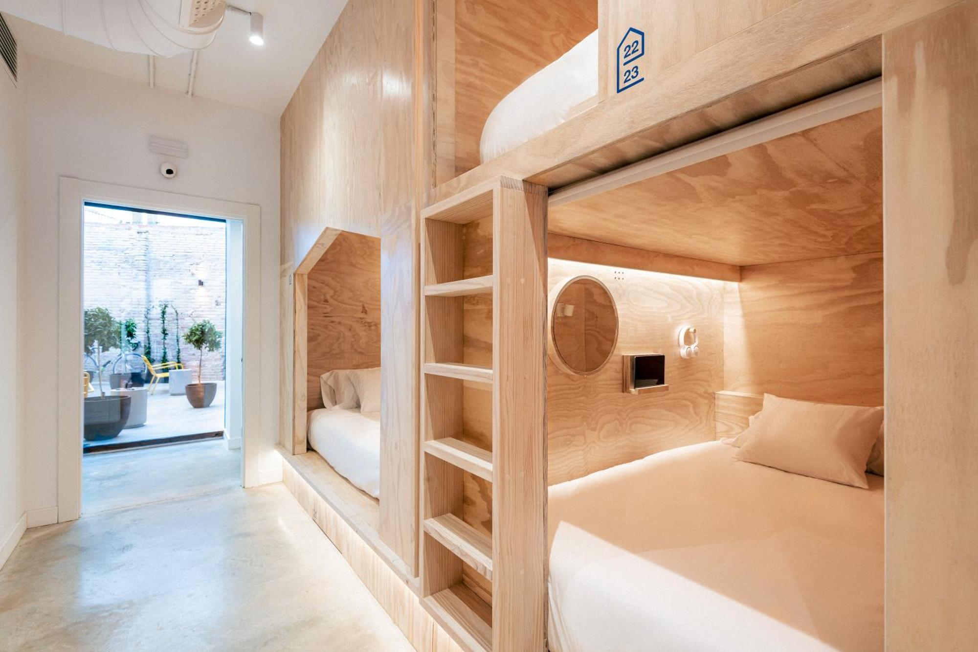 Colo Colo - Single Private Beds